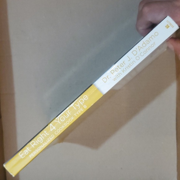 👩🏻🍳 Eat Right 4 Your Type paperback cookbook📚 - Picture 3 of 11